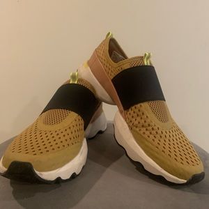 Cute Sorel yellow shoes